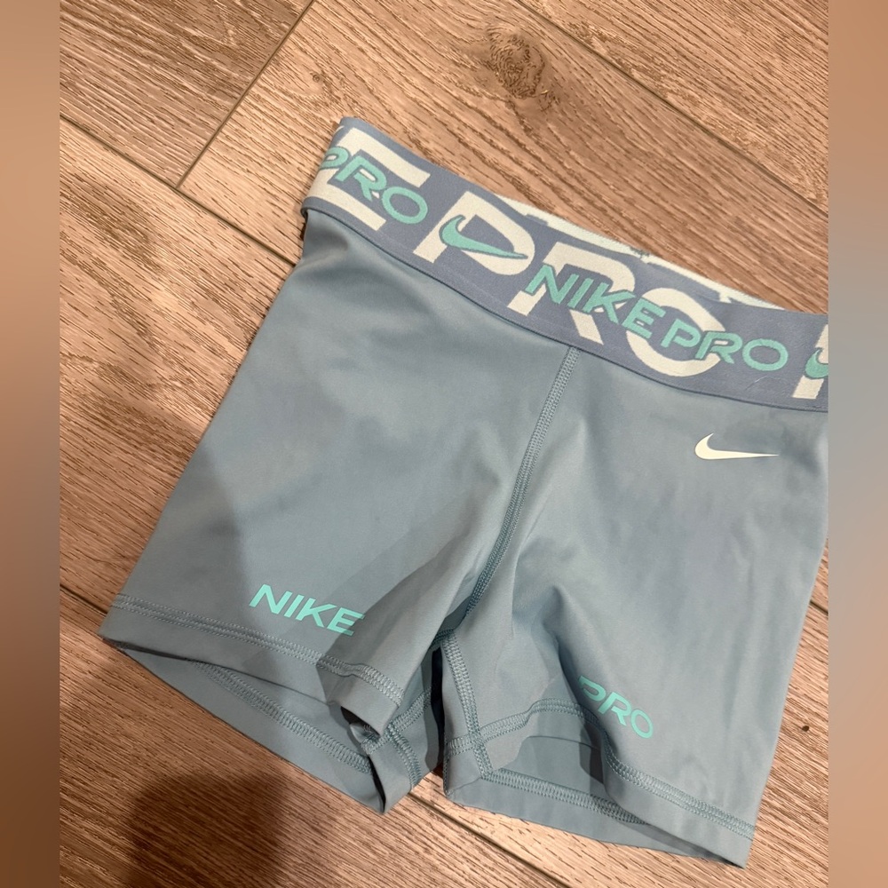 Nike Pro 3” XS White & light blue shorts